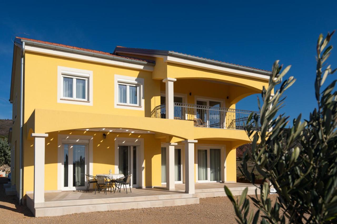Anika* Brand New And Close To Apartment *