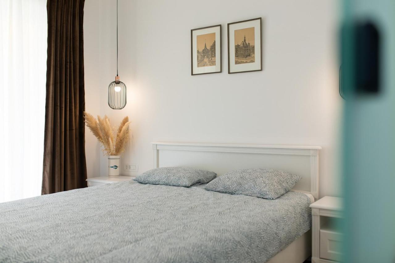 Anika* Brand New And Close To Apartment *