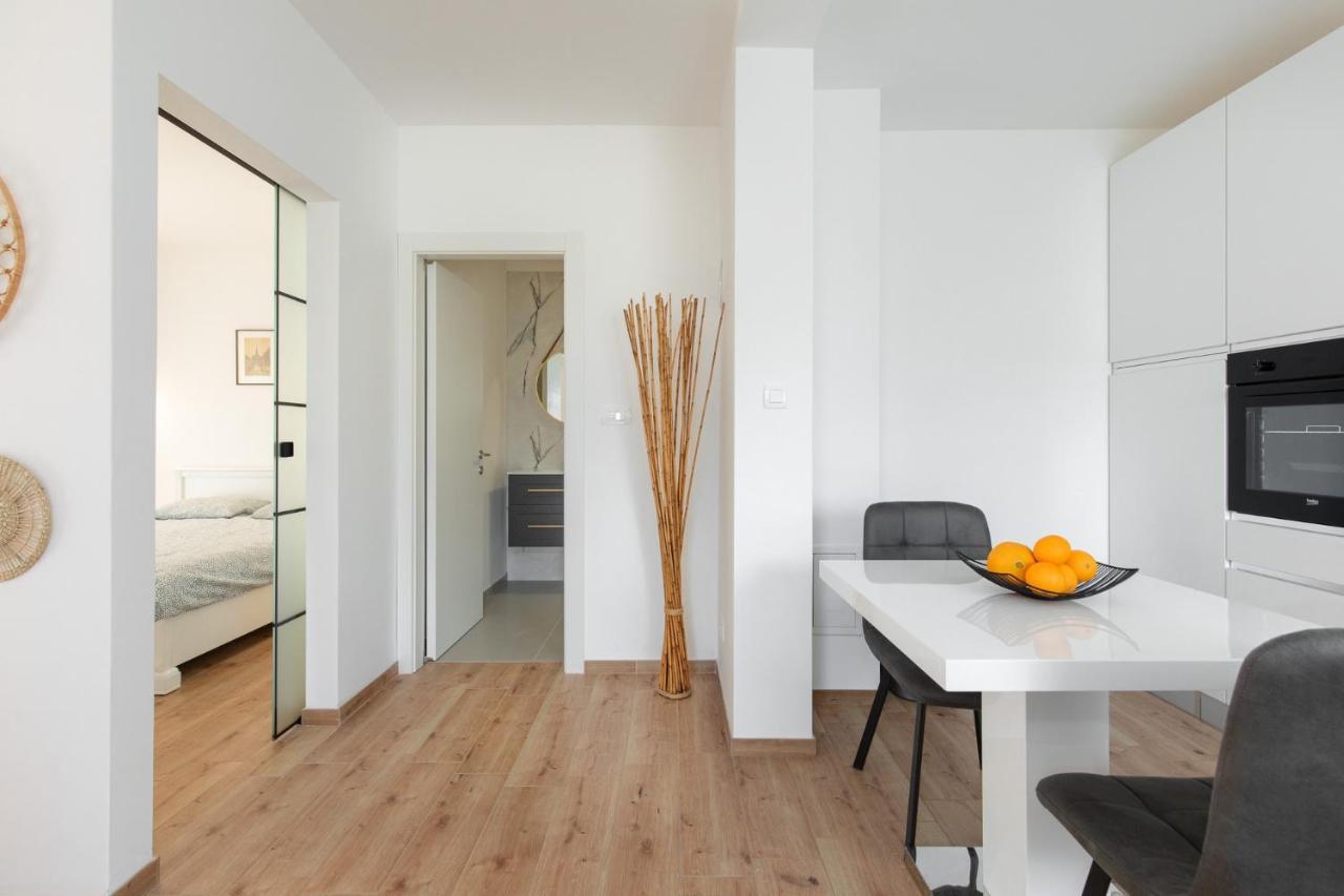 Anika* Brand New And Close To Apartment *
