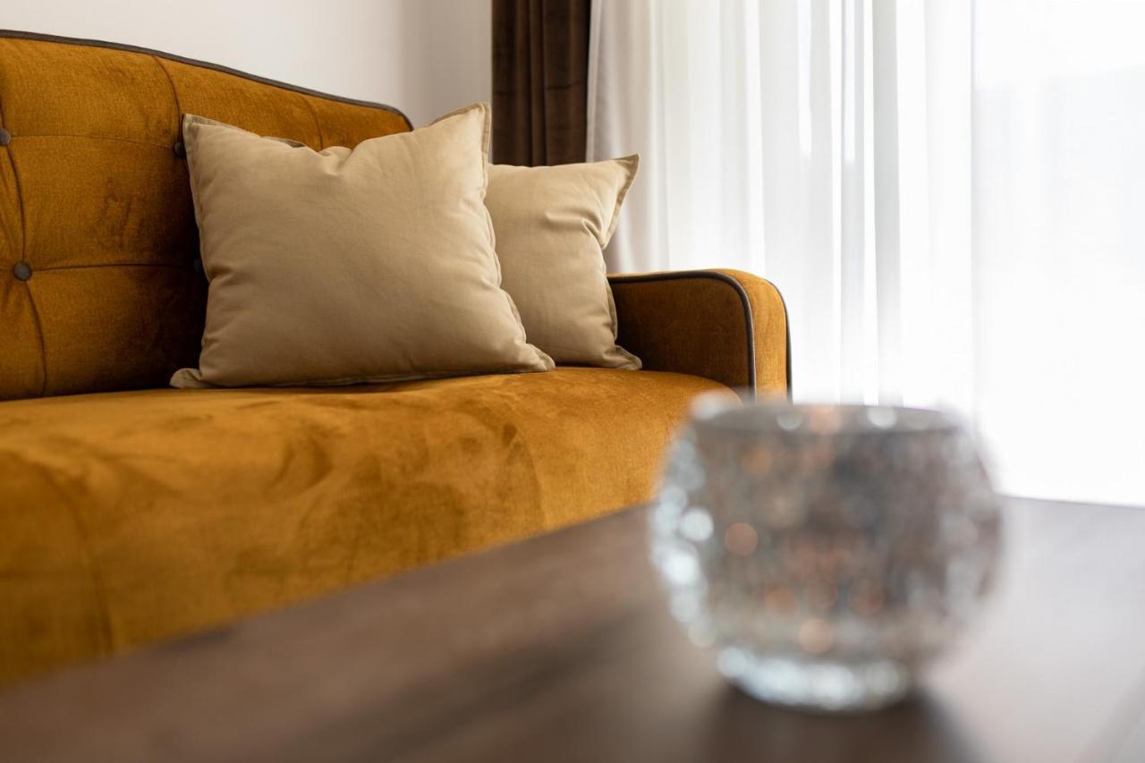 Anika* Brand New And Close To Apartment